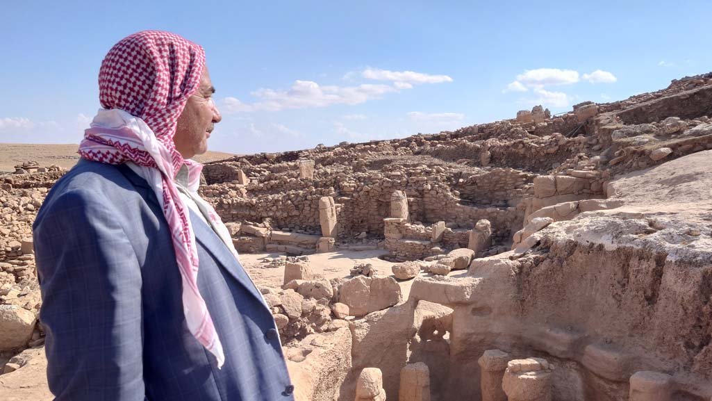 Karahan Tepe&rsquo;s chambers were cut down into the bedrock &mdash; in contrast to Göbekli Tepe&rsquo;s rings of free-standing T-pillars built up on the ridge. Two expressions of one Neolithic world.