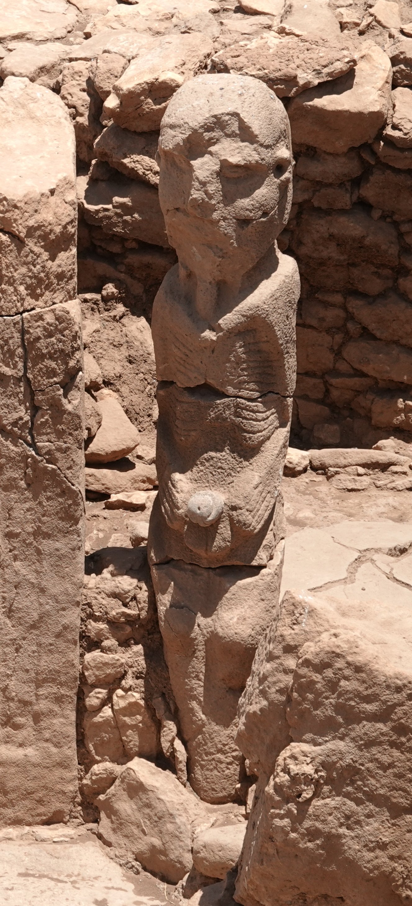 The 2.3-metre Ribbed Man statue from Karahan Tepe, ribs and V-collar visible
