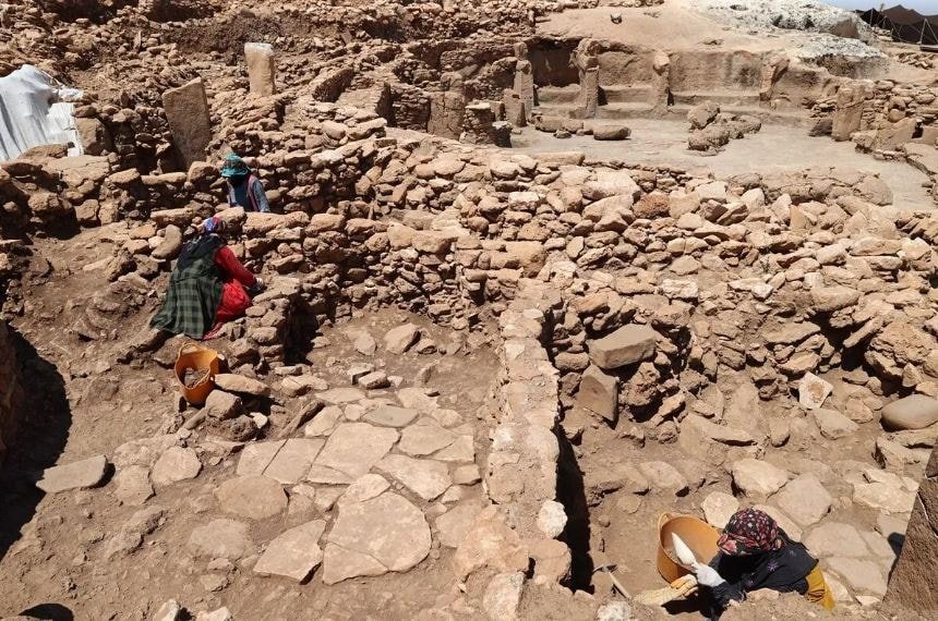 Structure BH at Karahan Tepe, the rectangular building holding the stone-sealed chamber